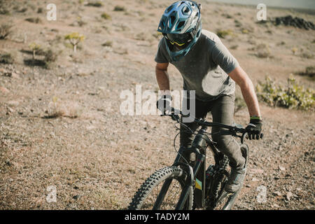 Spanien, Lanzarote, Mountainbiker auf einer Reise in Wüstenhaft Landschaft Stockfoto