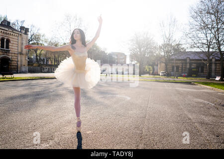 Italien, Verona, Ballerina tanzen in der Stadt Stockfoto