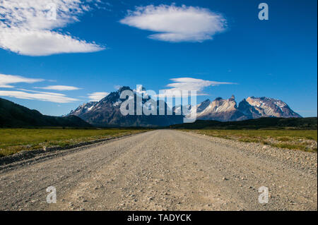 Chile, Patagonien, gerade Straße in den Torres del Paine Nationalpark Stockfoto