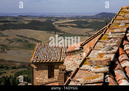 Auf lange Sicht über die Dächer von Montepulciano, Toskana, Italien im Val d'Orcia: vom Turm des Palazzo Comunale. Stockfoto