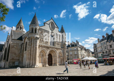 Poitiers (Frankreich): "Place Charles-de-Gaulle" Platz im Zentrum der Stadt. Auf der linken Seite, die Kirche Notre-Dame-de-la-Grande, Gebäude Stockfoto