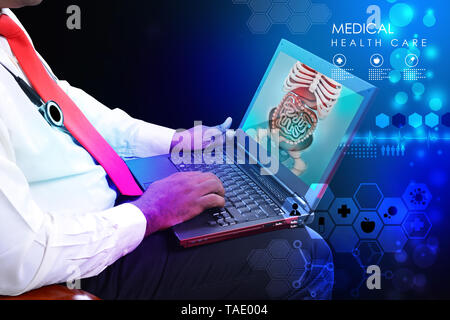 Arzt mit Stethoskop und laptop Stockfoto