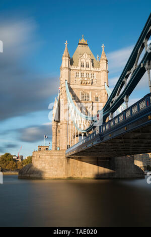 UK, London, Tower Bridge in der Abendsonne Stockfoto