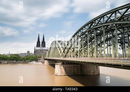 Deutschland, Köln, Blick auf den Kölner Dom mit Hohenzollernbrücke und Rhein im Vordergrund. Stockfoto