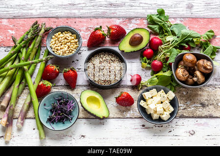 Frische Zutaten für eine vegetarische Schüssel Stockfoto