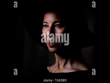 Dame in den Schatten II. Stockfoto