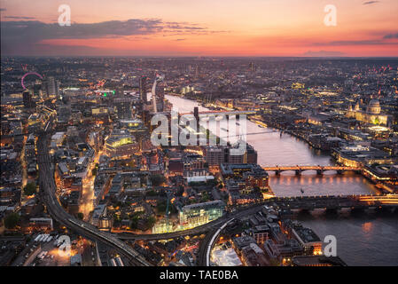 Luftaufnahme der Londoner Skyline bei Sonnenuntergang, Vereinigtes Königreich. Stockfoto