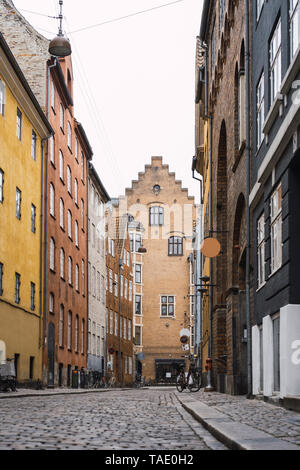 Dänemark, Kopenhagen, schmale Gasse mit Kopfsteinpflaster in der Altstadt Stockfoto