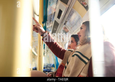 UK, London, zwei Frauen in der u-bahn Überprüfen der Verbindung Stockfoto