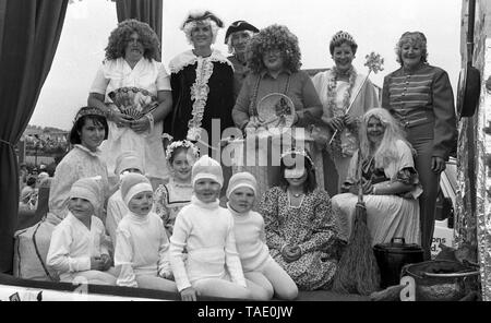 Puddletown Karneval in Dorset c 1980 Pantomime themed float Foto von Tony Henshaw Stockfoto