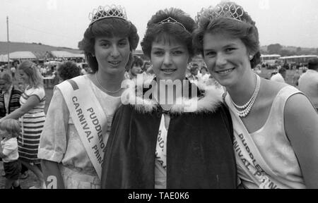 Puddletown Karneval in Dorset c 1980 Carnival Queen und Prinzessinnen Foto von Tony Henshaw Stockfoto