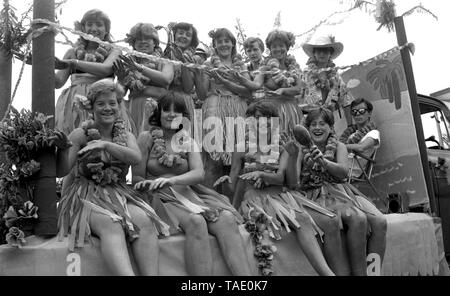 Puddletown Karneval in Dorset c 1980 Hawaiian Float Mitglieder posiert Foto von Tony Henshaw Stockfoto