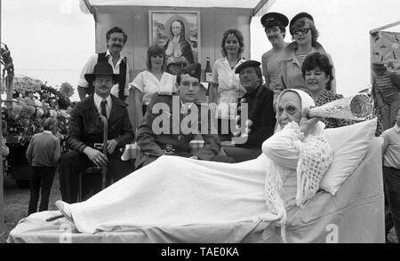 Puddletown Karneval in Dorset c 1980' 'Allo, 'allo 'float Hommage an die TV-Comedy Show Foto von Tony Henshaw Stockfoto