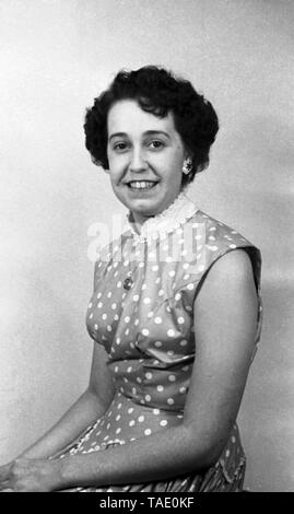 Studio Porträt einer jungen Frau in einer Polka Dot dress c 1950 Foto von Tony Henshaw Stockfoto