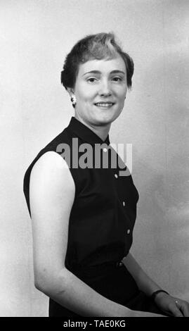 Studio Porträt einer jungen Frau c 1950 Foto von Tony Henshaw Stockfoto