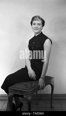 Studio Porträt einer jungen Frau c 1950 Foto von Tony Henshaw Stockfoto