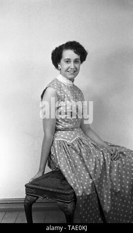 Studio Porträt einer jungen Frau in einer Polka Dot dress c 1950 Foto von Tony Henshaw Stockfoto