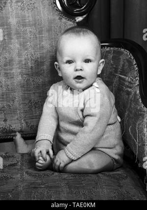 Studio Portrait Of Happy Baby c 1950 Foto von Tony Henshaw Stockfoto