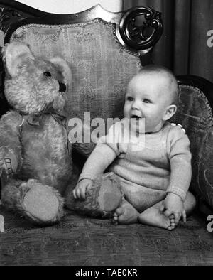 Studio Portrait Of Happy Baby c 1950 Foto von Tony Henshaw Stockfoto