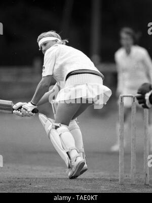 Vom 20. Juli 1990 zwischen England und Irland Kricket der Frauen europäischen Pokalspiel am Kirby Moxloe, Leicestershire. Frauen spielten Kricket in Röcken und Skorts während dieser Zeiten. Foto von Tony Henshaw Stockfoto