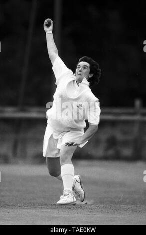 Vom 20. Juli 1990 zwischen England und Irland Kricket der Frauen europäischen Pokalspiel am Kirby Moxloe, Leicestershire. Frauen spielten Kricket in Röcken und Skorts während dieser Zeiten. Foto von Tony Henshaw Stockfoto