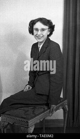 Studio Porträt einer jungen Frau c 1950 Foto von Tony Henshaw Stockfoto