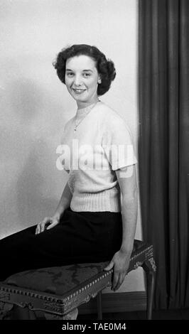 Studio Porträt einer jungen Frau c 1950 Foto von Tony Henshaw Stockfoto