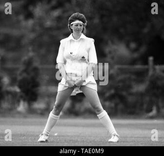 Vom 20. Juli 1990 zwischen England und Irland Kricket der Frauen europäischen Pokalspiel am Kirby Moxloe, Leicestershire. Frauen spielten Kricket in Röcken und Skorts während dieser Zeiten. Foto von Tony Henshaw Stockfoto