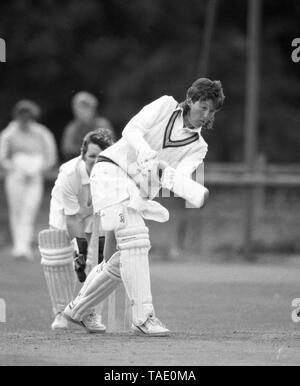 Vom 20. Juli 1990 zwischen England und Irland Kricket der Frauen europäischen Pokalspiel am Kirby Moxloe, Leicestershire. Frauen spielten Kricket in Röcken und Skorts während dieser Zeiten. Foto von Tony Henshaw Stockfoto