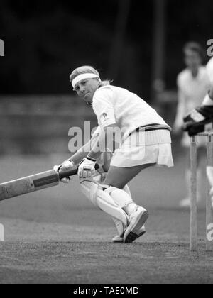 Vom 20. Juli 1990 zwischen England und Irland Kricket der Frauen europäischen Pokalspiel am Kirby Moxloe, Leicestershire. Frauen spielten Kricket in Röcken und Skorts während dieser Zeiten. Foto von Tony Henshaw Stockfoto