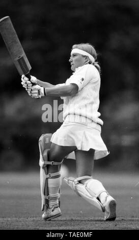 Vom 20. Juli 1990 zwischen England und Irland Kricket der Frauen europäischen Pokalspiel am Kirby Moxloe, Leicestershire. Frauen spielten Kricket in Röcken und Skorts während dieser Zeiten. Foto von Tony Henshaw Stockfoto