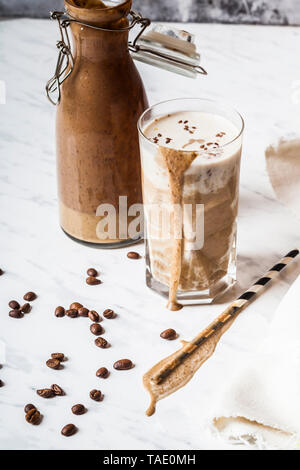 Zuckerfrei Wake-up-Smoothie mit Banane, Joghurt, Kaffee und Leinsamen Stockfoto