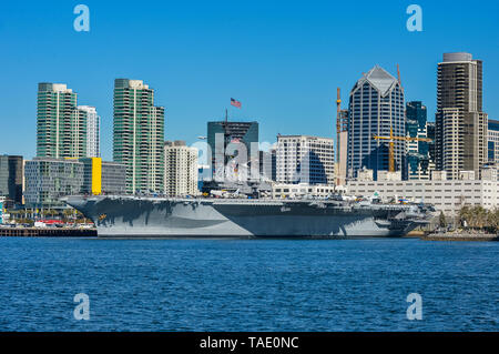 USA, Kalifornien, San Diego, Skyline von San Diego mit der USS Midway Flugzeugträger Stockfoto