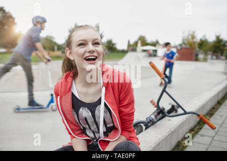 Portrait von Happy teenage Mädchen an einen Skatepark Stockfoto