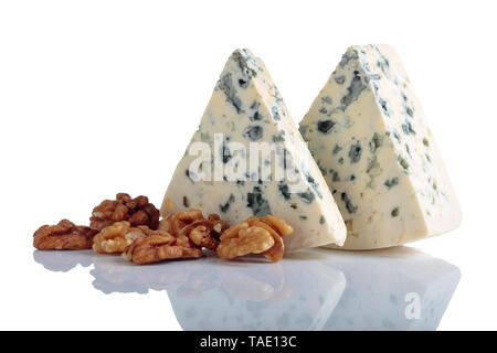 Blauschimmelkäse mit Walnüssen auf weißem Hintergrund. Stockfoto