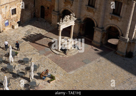 Blick vom Turm des Palazzo Comunale der Brunnen Pozzo dei Grifi e dei Leoni auf der Piazza Grande, Montepulciano, Toskana, Italien Stockfoto