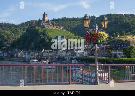 Altstadt mit Moselpromenade und Reichsburg im Abendlicht, Cochem an der Mosel, Mosel, Rheinland-Pfalz, Deutschland, Europa ich Altstadt mit Stockfoto