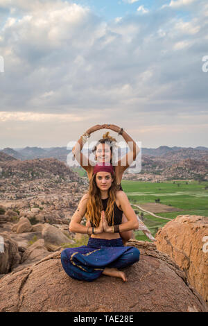 Zwei schöne hippie Mädchen am Sonnenuntergang Stockfoto