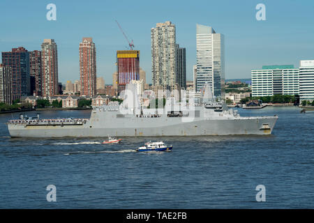 Die San Antonio-Klasse amphibious Transport dock USS New York auf dem Hudson River zu Beginn der Flotte Woche 2019. Das Schiff wurde in New Orleans. Stockfoto