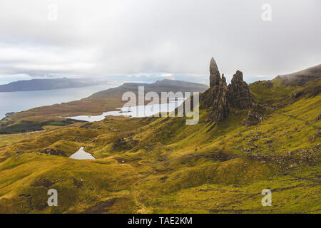 Vereinigtes Königreich, Schottland, der große alte Mann der Storr an einem nebligen Moody Tag auf der Isle of Skye Stockfoto