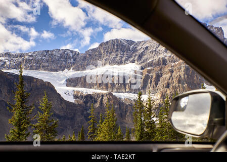 Kanada, Alberta, Jasper National Park Banff National Park, Icefields Parkway, Landschaft durch Auto Fenster gesehen Stockfoto