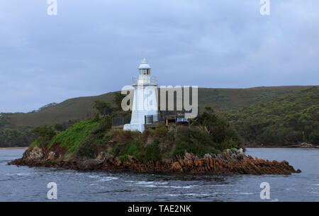 Motorhaube Insel Leuchtturm in der Nähe von Hell's Gate Eingang zum Hafen in der Nähe der Macquarie Strahan liegt an der Westküste von Tasmanien Australien wurde 1892 erbaut. Stockfoto