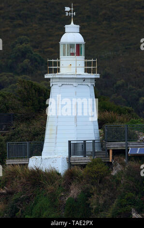 Motorhaube Insel Leuchtturm in der Nähe von Hell's Gate Eingang zum Hafen in der Nähe der Macquarie Strahan liegt an der Westküste von Tasmanien Australien wurde 1892 erbaut. Stockfoto