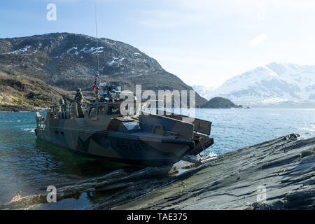 Us-Marines mit 1 Platoon, 1 Reconnaissance Bataillon, 1st Marine Division, Marines mit 1 Platoon, Force Reconnaissance Unternehmen, 2. Marine Division, und die norwegische Küste Ranger Commando (Kjk) Kopf des Teams für den letzten Mission während der Übung Platin Ren an einem unbekannten Ort, Norwegen, 20. Mai 2019 ein. Die CB 90 ist ein 500 PS-Klasse der schnellen militärischen Angriff Craft, die extrem scharfen Kurven bei hoher Geschwindigkeit ausführen können und die von der Höchstgeschwindigkeit zu einem vollständigen Stopp in 2.5 Boot Längen, die Boote, die in unmittelbarer Nähe zueinander betrieben verlangsamen. Übung Platin Stockfoto