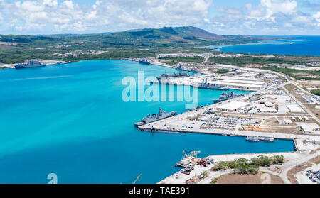 190522 - N - LN 093-1253 Santa Rita, Guam (22. Mai 2019) - eine Luftaufnahme von U.S. Naval Base Guam zeigt U.S. Navy, Royal Australian Navy, Japan Maritime Verteidigung-kraft und die Marine der Republik Korea, Schiffe im Hafen Apra, zur Unterstützung der Pazifischen Vanguard (PACVAN), Mai 22. PACVAN ist der erste seiner Art Viereck Übung zwischen Australien, Japan, die Republik Korea, und U.S. Naval Forces. Über die Verbesserung der Fähigkeiten der teilnehmenden Länder zusammen zu Krise und Eventualverbindlichkeiten in der Region zu reagieren, PACVAN bereitet die teilnehmenden Seestreitkräfte als in Betrieb Stockfoto