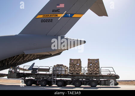 Diese Lockheed C-130 Hercules bietet den Transport für die Ausrüstung von Kuwait nach Jordanien für die Not der Bereitstellungsbereitschaft Übung, von Mai 3-10, 2019 aufgetreten. Die United States Air Force, sofern der Transport nicht nur Anlagen, sondern ihre Mitarbeiter, um diese Übung durchzuführen. Der Zweck der Übung ist es, ein Tactical Command Post zu setzen und ihre Fähigkeit, das Kommando und die Kontrolle von einem Vorwärts Bereitstellungsort zu zeigen. Als das führende Element für die Task Force Spartan, der 34 Red Bull Infanterie Division arbeitet Partnerschaften in der Region zu stärken, Stockfoto