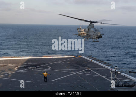 190506-N-NB 544-1195 PAZIFISCHEN OZEAN (6. Mai 2019) Eine AH-1Z Viper zugeordnet Marine Medium Tiltrotor Squadron (VMM) 163 (verstärkt), zieht aus der Flight Deck der San Antonio-Klasse amphibious Transport dock Schiff USS John Murtha (LPD S. 26). Matrosen und Marines der Boxer Amphibious Ready Group (ARG) und 11 Marine Expeditionary Unit (MEU) sind auf USS John S. Murtha auf einer regelmäßig geplanten Einsatz begonnen. (U.S. Marine Foto von Mass Communication Specialist 2. Klasse Kyle Carlstrom) Stockfoto