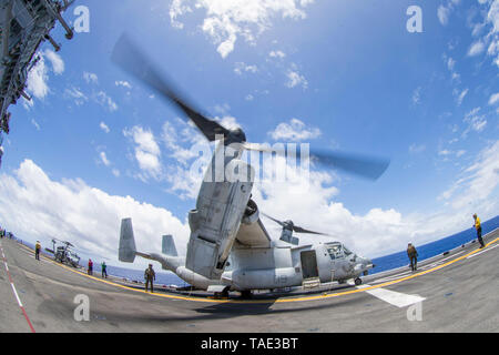 190521-M-EG 058-0082 PAZIFISCHEN OZEAN (21. Mai 2019) Eine MV-22 Osprey mit Marine Medium Tiltrotor Squadron (VMM) 163 (verstärkt), 11 Marine Expeditionary Unit (MEU), bereitet sich für Take-off aus dem Amphibisches Schiff USS Boxer (LHD4), während der Flugbetrieb. Die Marinesoldaten und Matrosen der 11 MEU sind in die USA 7 Flotte Bereich im Einsatz der regionalen Stabilität zu unterstützen, Partner und Verbündete zu beruhigen, und posierten für jede Krise, die von der humanitären Hilfe Blindbewerbungen zu reagieren pflegen. (U.S. Marine Corps Foto von Lance Cpl. Dalton S. Swanbeck) Stockfoto