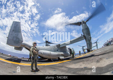 190521-M-EG 058-0215 PAZIFISCHEN OZEAN (21. Mai 2019) Eine MV-22 Osprey mit Marine Medium Tiltrotor Squadron (VMM) 163 (verstärkt), 11 Marine Expeditionary Unit (MEU), sitzt auf dem Flugdeck des Amphibious Assault ship USS Boxer (LHD4), während der Flugbetrieb. Die Marinesoldaten und Matrosen der 11 MEU sind in die USA 7 Flotte Bereich im Einsatz der regionalen Stabilität zu unterstützen, Partner und Verbündete zu beruhigen, und posierten für jede Krise, die von der humanitären Hilfe Blindbewerbungen zu reagieren pflegen. (U.S. Marine Corps Foto von Lance Cpl. Dalton S. Swanbeck) Stockfoto