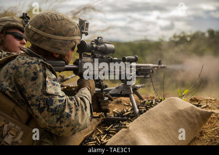 Us-Marines mit dem Bodenkampf Element, Marine Drehkraft - Darwin (MRF-D), Feuer ein M240B Maschinengewehr während ein Trupp Angriff für Übung südlichen Jackaroo, Shoalwater Bay, Queensland, Australien, 23. Mai 2019. Südliche Jackaroo ist eine trilaterale Übung 6 Bataillon, Royal Australian Regiment gehostet wird, in Verbindung mit dem MRF-D Marines und Service Mitglieder von der japanischen Boden Verteidigung-kraft. (U.S. Marine Corps Foto: Staff Sgt. Jordan Gilbert) Stockfoto